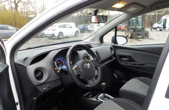 Toyota Yaris cena 26900 przebieg: 133543, rok produkcji 2016 z Pszów małe 277